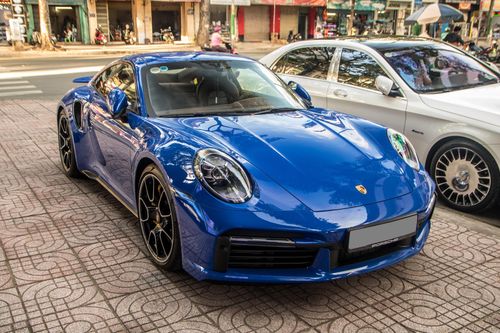 Cận cảnh Porsche 911 Turbo S màu lạ tại TP.HCM
