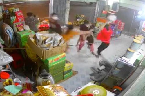 Nữ chủ cửa hàng trái cây bị nhóm người đánh tới tấp