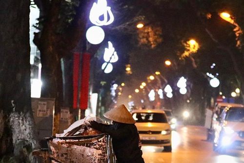 Người lao động mưu sinh trong đêm giá rét