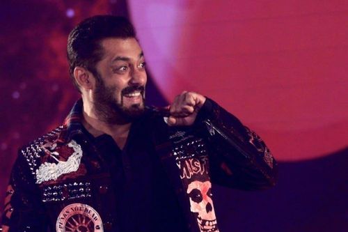 Tài tử Bollywood sống sót sau khi bị rắn cắn