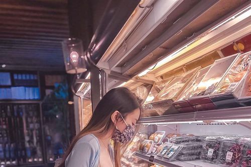 Mặc váy ôm sát đi siêu thị, cô gái xinh đẹp hút vạn ánh nhìn