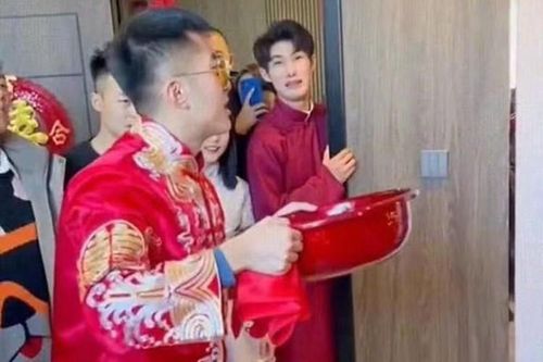 Nhà gái ép chú rể uống nước rửa chân khiến dân mạng 'sôi máu'