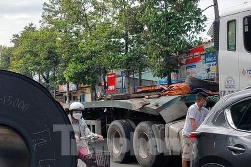 Cuộn tôn 40 tấn lao xuống đường suýt đè bẹp xe 4 chỗ đang lưu thông