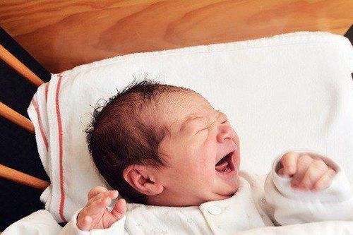 Quấy khóc cả tháng, bé 2 tháng tuổi suýt tử vong vì triệu chứng bất ngờ