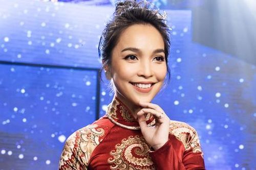 Hiền Thục khoe vòng eo con kiến, nhan sắc 'hack tuổi' khi diện áo dài xuân