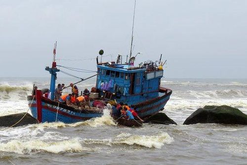 Giải cứu tàu cá mắc cạn ở Trường Sa