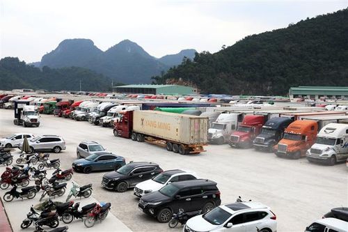 Nỗ lực tháo gỡ ùn tắc hàng qua cửa khẩu biên giới Việt Nam-Trung Quốc