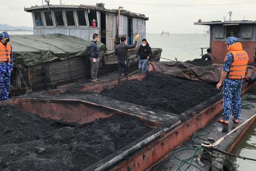 Cảnh sát biển liên tiếp bắt giữ tàu chở khoáng sản không rõ nguồn gốc