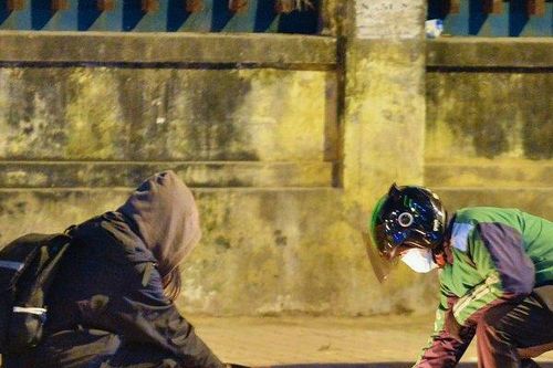 Hà Nội: Người lao động chật vật mưu sinh trong đêm rét buốt