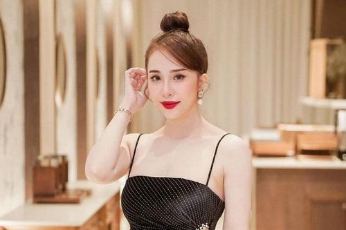 Quỳnh Nga có niềm đam mê bất diệt với váy hai dây khoe vòng 1 gợi cảm