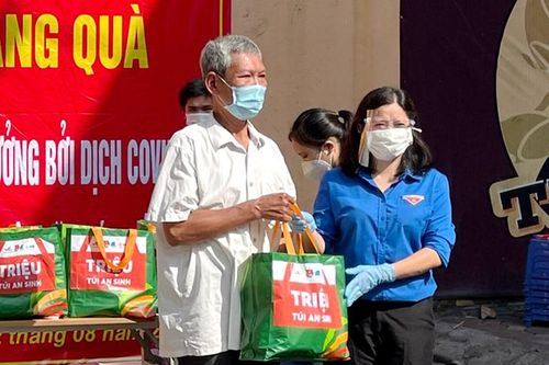 Một triệu 'Túi an sinh' đến tay người dân khó khăn ảnh hưởng bởi dịch Covid-19