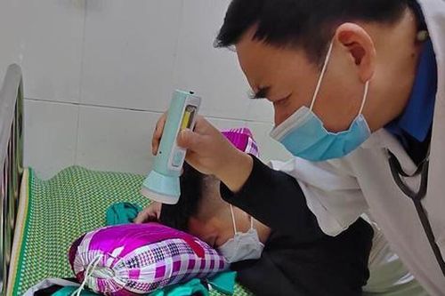 Điện thoại nổ khi sạc pin, nam học sinh bị dập nát bàn tay