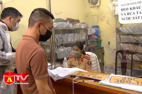 Sát hạn xử phạt, lượng xe ô tô đi cấp đổi biển vàng tăng đột biến
