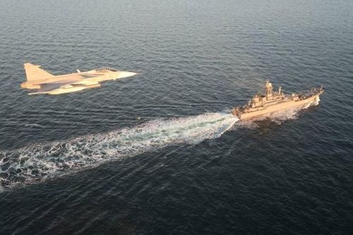 Chiến đấu cơ JAS-39 Thụy Điển dàn cảnh khiêu khích gần tàu chiến Nga