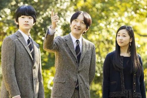 Hoàng gia Nhật Bản tiến thoái lưỡng nan