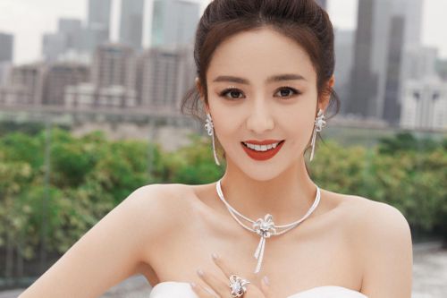 Ba người bị bắt vì tung tin Đồng Lệ Á cưới lần hai