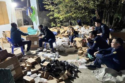 Phát hiện kho hàng gần 15.000 chai nước hoa không rõ nguồn gốc tại Thái Nguyên