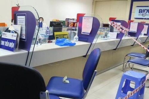 Tên cướp xông vào ngân hàng uy hiếp nhân viên đưa gần nửa tỷ