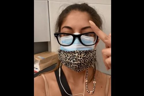 Dương tính với COVID-19 giữa chuyến bay, hành khách tự cách ly 4 giờ trong nhà vệ sinh