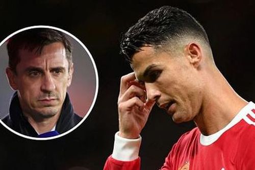 Neville: 'Ronaldo đang là mầm mống gây bất hòa cho Man United'