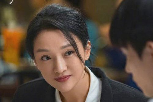 Style của Châu Tấn trong phim mới: Diện toàn items đơn giản mà vẫn trẻ xinh
