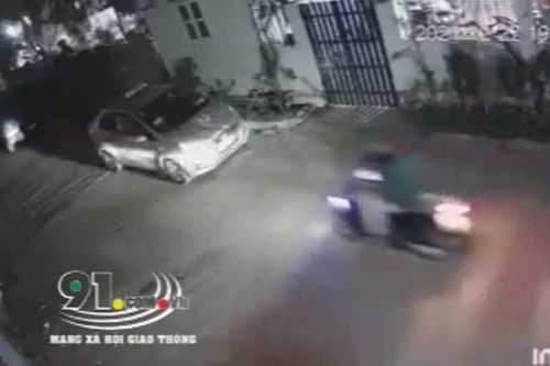 Tranh cãi 'nảy lửa' clip cô gái vừa chạy xe máy vừa bấm điện thoại, tông thẳng vào ô tô đang dừng đỗ