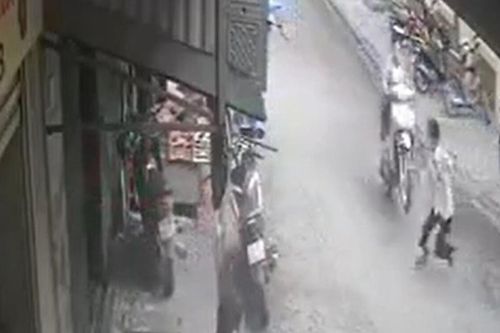 Tranh cãi kịch liệt cảnh nam sinh 'trổ tài' bốc đầu xe tông trúng bé trai giữa đường