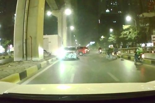 Clip: Tài xế say xỉn điều khiển xe phi như bay tông văng ô tô chạy cùng chiều trên đường phố Hà Nội