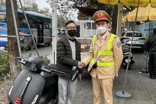Ngày cuối năm ngỡ ngàng nhận lại xe máy từ cảnh sát 141