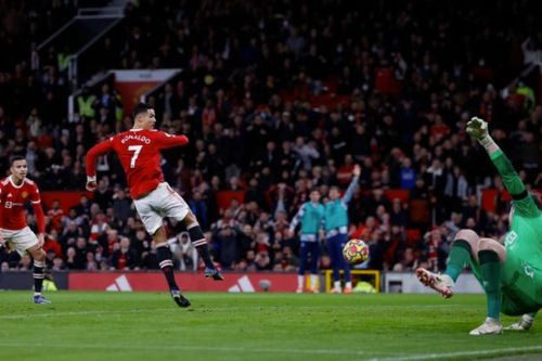Ronaldo truyền cảm hứng, Man Utd tiến sát suất dự Champions League