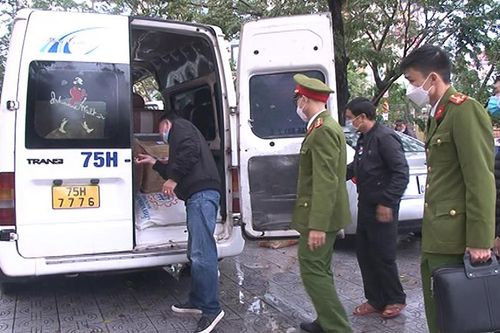 Chặn đứng xe khách vận chuyển động vật hoang dã và hàng lậu từ Quảng Trị vào Huế