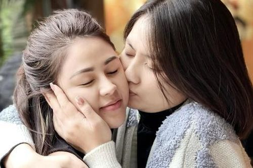 Ngọc Lan – Lương Thu Trang ôm hôn thắm thiết sau 2 tháng gặp lại