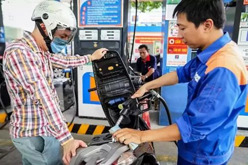 Năm mới 2022: Lương hưu thêm một tý, xăng tăng giá dồn dập hơn