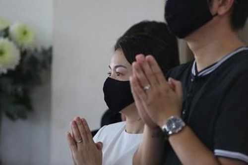 Nhiều người không cầm được nước mắt, cầu siêu cho bé V.A. bị 'dì ghẻ' bạo hành