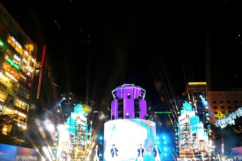 Người dân TP Hồ Chí Minh đổ về phố đi bộ Nguyễn Huệ đón mừng Năm mới 2022