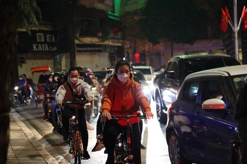 Người dân Hà Nội đổ ra khu vực hồ Hoàn Kiếm trước giờ 'countdown' 2022