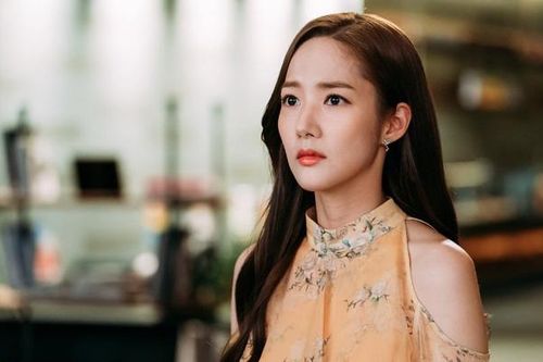 Ngồi cafe cùng bạn bè vô tình thấy chị dâu, tôi lập tức nghẹn ngào khi chứng kiến dáng vẻ khổ sở lầm than