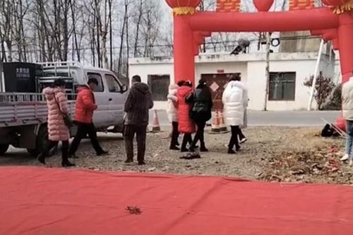 Đang làm đám cưới thì thấy nước chảy xuống chân, cô dâu khiến quan khách hai bên sửng sốt