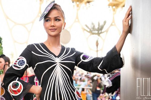 H'Hen Niê rưng rưng xúc động khi diễn vedette cho BST cuối cùng của NTK quá cố