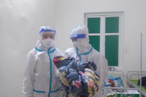 Hai em bé chào đời an toàn tại Bệnh viện điều trị COVID-19 số 2 và 3 huyện Mường Lát