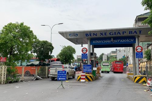 Bến xe Thủ đô vắng vẻ trong ngày cuối cùng của năm 2021
