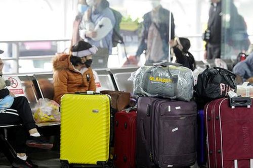 Hà Nội: Người dân lỉnh kỉnh đồ về quê nghỉ Tết dương lịch trong rét buốt