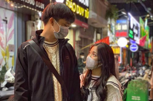 Hàng quán đóng cửa sớm, giới trẻ Hà Nội hết chỗ ngồi đón năm mới