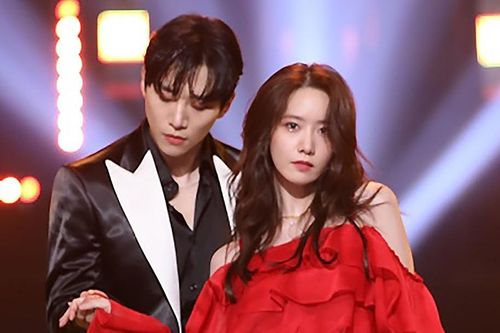 Yoona (SNSD) tình cảm bên Junho trên sân khấu mừng năm mới