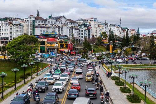 Xe cộ ùn ứ ở Đà Lạt ngày đầu năm