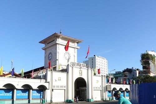 Phố xá TPHCM yên bình trong buổi sáng đầu năm mới 2022