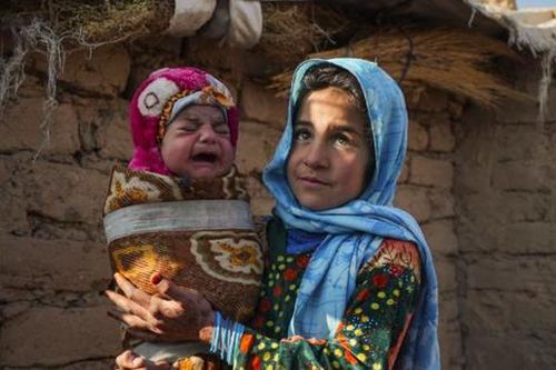 Afghanistan: Nhiều gia đình tuyệt vọng bán cả con để có miếng ăn