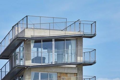 Độc lạ nhà 5 tầng lan can thay cầu thang