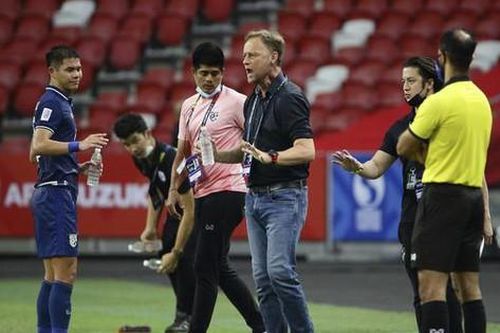 Vì sao HLV Thái Lan chỉ mặc một bộ quần áo trong suốt AFF Cup 2020?