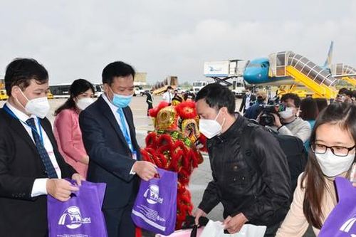 Đón những du khách đầu tiên 'xông đất' Huế bằng đường hàng không